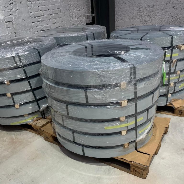 Verzinkte Ringe auf einer Palette