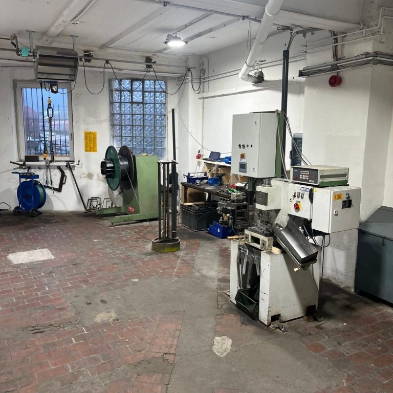 Bild einer Anlage die Draht stanzt.